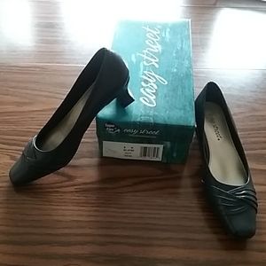 Women's Easy Street navy pumps size 8N